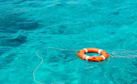 liferaft-in-sea