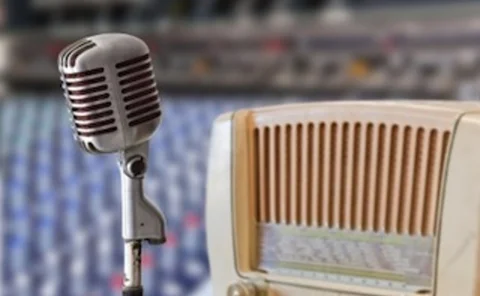 old-mic-radio