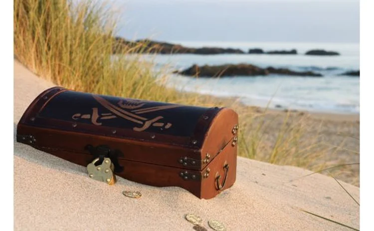 pirate-treasure-chest-on-beach-gold-coins