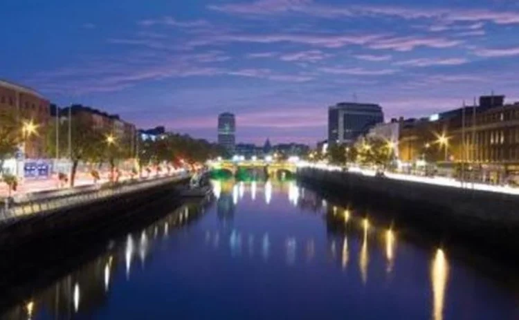 dublin-panaromic-view-down-lit-river-liffey-at-night dublin-panaromic-view-down-lit-river-liffey-at-night