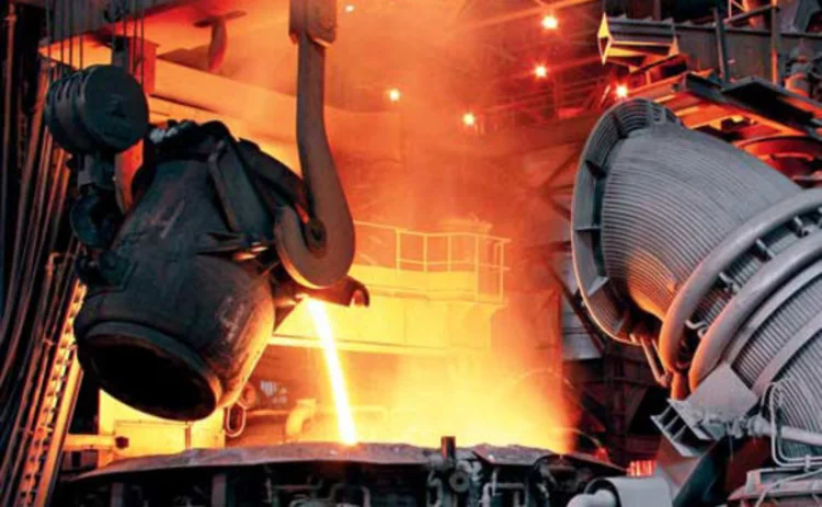 pouring-hot-metal-at-jindal-steel