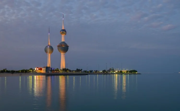 kuwait-towars-at-night kuwait-towars-at-night